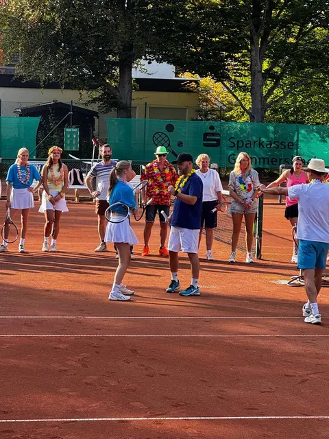 Zum Saisonabschluss wurde es auf der Anlage des TC Wiehl Karibisch: Das Ende des Clubturniers feierten die Aktiven mit einer Hawaii-Party.  | Foto: TC Wiehl