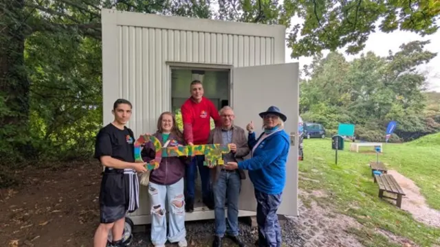 Bei der offiziellen Schlüsselübergabe für den neuen Container am Skatepark waren Sarah Kunz, Astrid Althoff, Ali Agu, zwei Jugendliche und Sozialamtsleiter Marvin Vogl dabei. | Foto: Jugendzentrum Horizont Lindlar