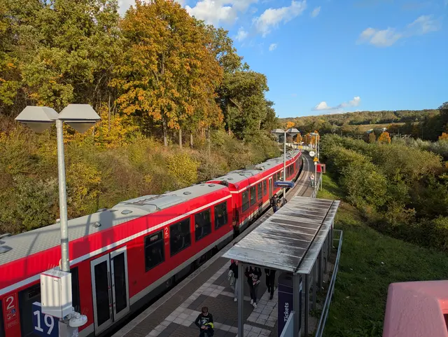Im so genannten Kurvenbahnsteig halten in Horrem die Züge in Richtung Bergheim. Die Erftbahn soll künftig als elektrifizierte S-Bahn-Strecke in das Kölner S-Bahn-Netz eingebunden werden.  | Foto: Zingsheim
