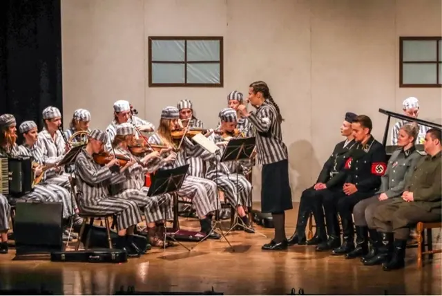 Informations- und Erinnerungskultur wird durch aktives Mitwirken zu einer wichtigen Ergänzung der schulischen Geschichtsvermittlung: Junges Ensemble Mariengarden in einer Szene von „Zeitspiel – Das Mädchenorchester von Auschwitz“.  | Foto: Junges Ensemble