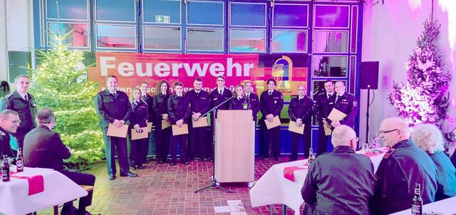 Nach einer kurzen Ansprache des Löschzugführers Ulrich Seefeldt beförderte der Leiter der Feuerwehr Pulheim, Tim Schweren, zwölf verdiente Kameradinnen und Kameraden.