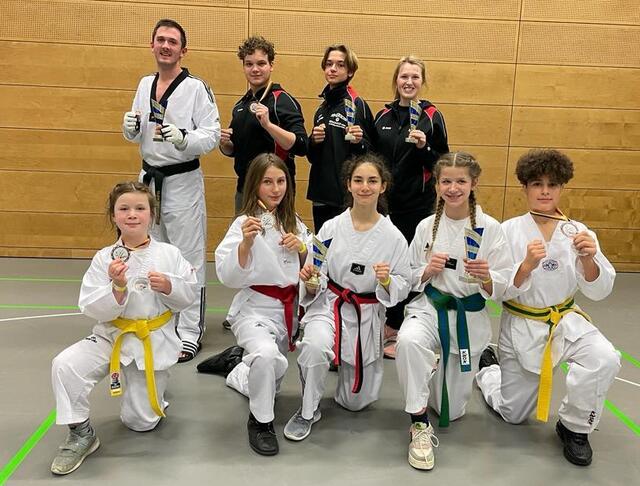 Trainer und Erfolgsteam: (hinten v.l.) Fabian Schneider, Timo Schoppmann, Finn Prawitt, Hannah Düster sowie (vorne v.l.) Anike Rudolph, Ronja Jungbluth, Melina Schneider, Madita Rudolph und Selim Akiyildiz.  | Foto: Markus Prawitt
