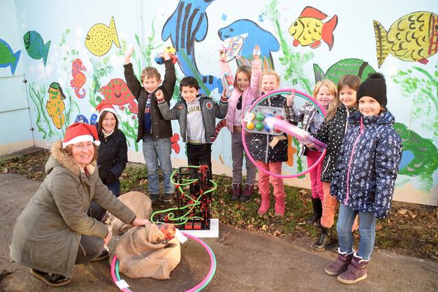 Sandra Kauth und Bettina Berghoff (von links) brachten den Pänz der Übermittagsbetreuung der Alfterer OGS viele tolle Spielsachen vorbei.  | Foto: Engel-Strebel