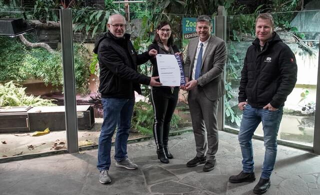 Prof. Theo B. Pagel (v.l.), Direktor Kölner Zoo, Urszula Bakowski, Ausbildungsberaterin der Industrie- und Handelskammer Köln, Christopher Landsberg, Vorstand Kölner Zoo, und Bernd Marcordes, Koordinator der Ausbildung im Kölner Zoo/ Kurator bei der Preisübergabe.  | Foto: Werner Scheurer