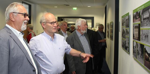Bei einer Ausstellung im Rathaus zur Kommunalen Neugliederung vor 50 Jahren (v.l.): Ex-Vizebürgermeister Robert Ohlerth, Bürgermeister Dr. Hans-Peter Schick, Ex-Ortsbürgermeister und Parteichef Rudi Mießeler, der frühere Grünflächenamtsleiter und spätere Dahlemer Gemeindedirektor Hubert Büth und Toni Heimbüchel.