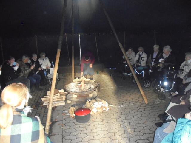 Gemütlich saßen die Senioren am Lagerfeuer, tranken Punsch und lauschten den Erzählungen.