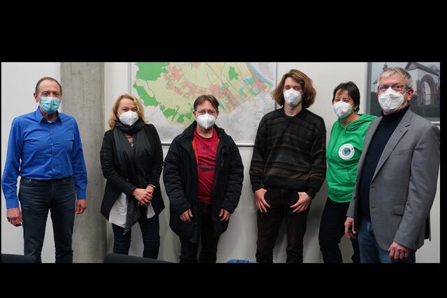 „Kommunalpolitik ist der wichtigste Hebel vor Ort, um CO2-Emissionen wirksam zu senken, daher wollen wir hartnäckig am Ball bleiben.“ Vertreter*innen der Future-bewegung zu Gast bei Bronheims Bürgermeister Christoph Becker.  | Foto: Rainer Schumann