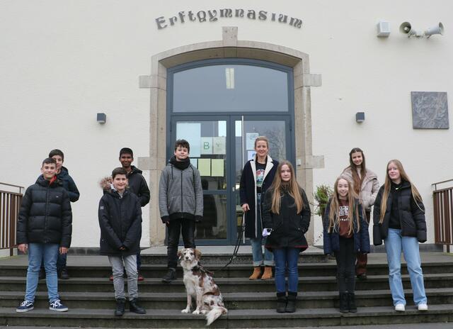 Trudi ist ein zweieinhalbjähriger Bordercollie-Mischling und begleitet seine Besitzerin Johanna Berg, langjährige Lehrerin am Erftgymnasium, in ihren Unterricht.   | Foto: Erftgymnasium