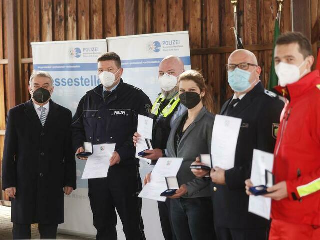 NRW-Innenminister Herbert Reul überreichte den ersten „Helden“ stellvertretend für alle Fluthelfer ihre Medaillen. | Foto: Oliver Berg/dpa