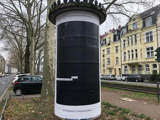 Die Litfaßsäulen fallen im Stadtbild auf .
