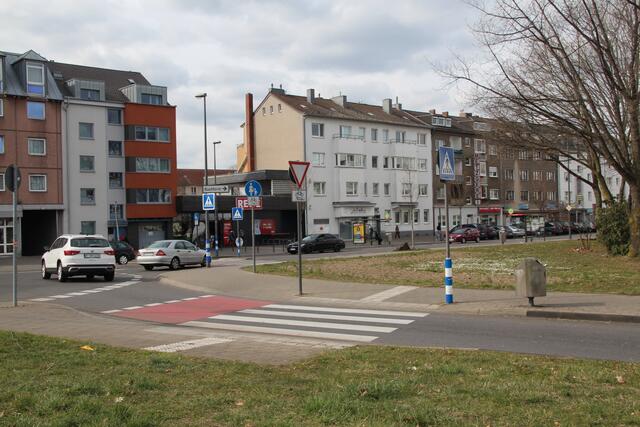 Von der Stadtautobahn aus kommend fahren viele Autofahrer mit überhöhter Geschwindigkeit in die Waldecker Straße.