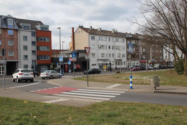 Von der Stadtautobahn aus kommend fahren viele Autofahrer mit überhöhter Geschwindigkeit in die Waldecker Straße. | Foto: Flick