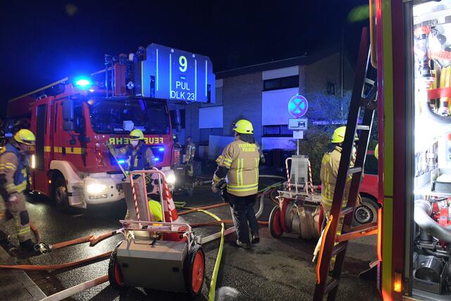 Ein Gartenhaus im Pulheimer Westen brannte am Montag lichterloh. Ein Übergreifen des Feuers konnte die Feuerwehr verhindern.  | Foto: Feuerwehr Pulheim