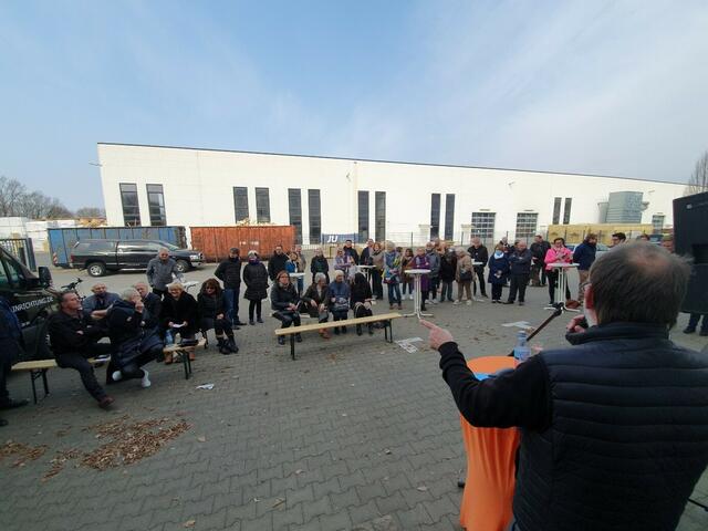 Auktionator Wolfgang Högemann während der Auktion.  | Foto: Veranstalter