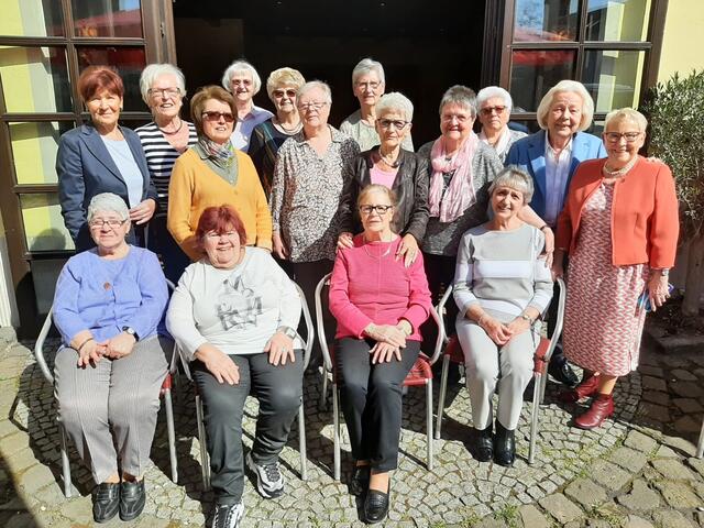 Insgesamt 16 ehemalige Schülerinnen der Marien- und Clemens-August-Schule Brühl trafen sich zum 65-jährigen Jubiläum der Schulentlassung. | Foto: Denner