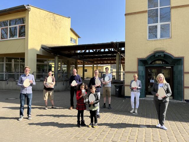 Zum Auftakt der Oster-Rallye in Frechen überreichten die Schüler des Christlichen Jugenddorfs (CJD), in Begleitung ihres Ausbilders Rolf Oster, die selbstgemachten Holz-Eier an die Ringschüler der Alpaka-Klasse Eslam und Poyraz-Tan sowie ihren Klassenlehrer Tobias Franken. Bürgermeisterin Susanne Stupp und Wirtschaftsförderer Philipp Schlenkert bedankten sich für den großartigen Einsatz aller Beteiligten.  | Foto: Stadt Frechen