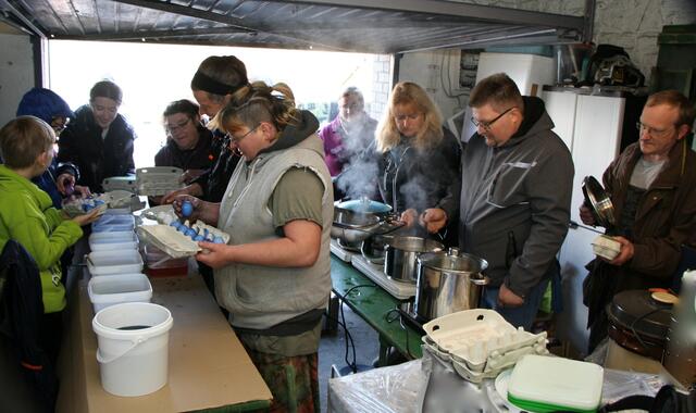 Matthias Groß (2. v. r.) und sein Team färbten Eier was das Zeug 
hielt.                                                                                             | Foto: Verein