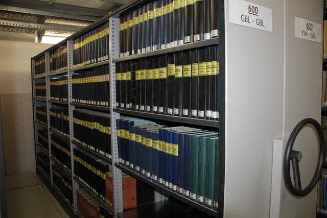 Blick in die Bibliothek des Kreisarchivs, die jetzt Mitglied im Verbund der Erft-Bibliotheken ist, der mit dem Hochschulbibliothekszentrum des Landes NRW zusammenarbeitet.