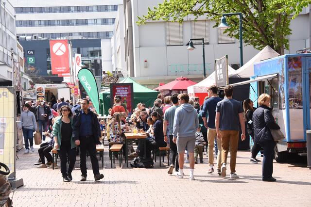 Gut besucht war das Street Food-Festival auf dem Theaterplatz in Bad Godesberg.  | Foto: AS