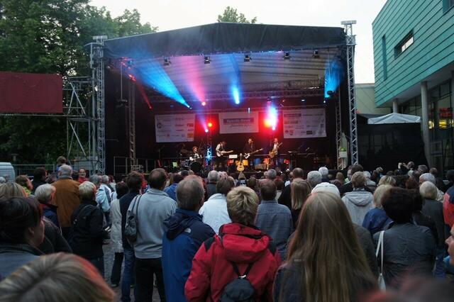 Die Verantwortlichen, Sponsoren und Musiker freuen sich wieder auf das beliebte Festival „Summer in the City“ im Herzen der Kreisstadt.