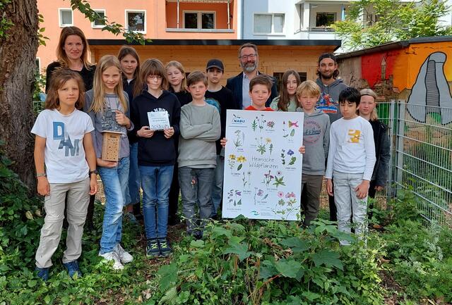 Die Pänz erhalten ihre Auszeichnung vom NABU. | Foto: Birgit Röttering