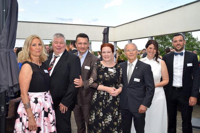 Große Gala: Rainer Wolff (2. von links) freute sich gemeinsam mit seiner designierten Nachfolgerin als Vorsitzende Svenja Skowasch (2. von rechts) auf der Jubiläumsgala zahlreiche Ehrengäste begrüßen zu dürfen, darunter auch OB Katja Dörner (Mitte).