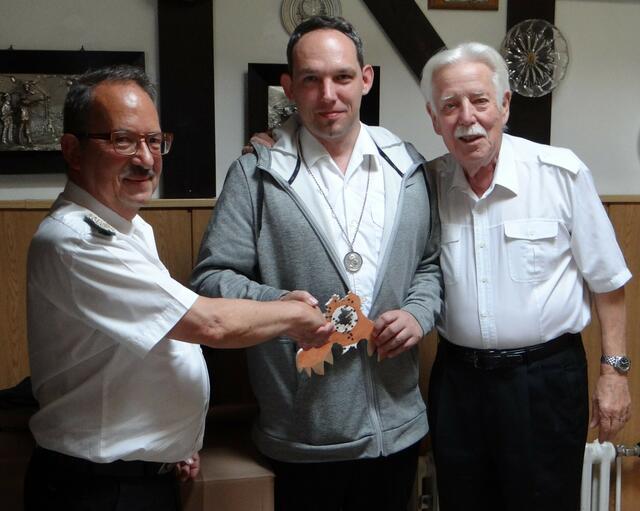 Brudermeister Jürgen Schubert überreichte gemeinsam mit Franz Bartholme die Königskette und gratulierte Daniel Brochhagen (Bildmitte) zum Schützenkönig-Erfolg.  | Foto: as