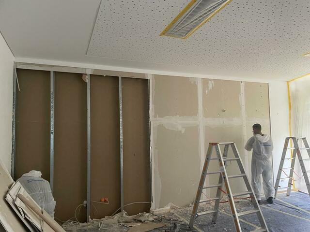 Umfassende Arbeiten, wie hier im Bauteil D des Ernst-Mach-Gymnasiums, werden während der Sommerferien in städtischen Gebäuden ausgeführt. Foto: Manuela Mehrwald/Stadt Hürth