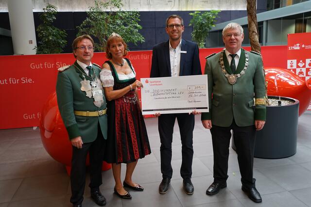 Spendenübergabe (von links) Kaiserpaar Hans Georg Wieschollek mit Ehefrau Ele Hebbel, Manuel Bast (Geschäftsführer Bürgerstiftung), Karl Flemm (1. Brudermeister).  | Foto: Schützen