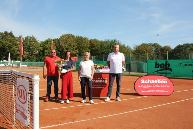 Turnierleitung und Sponsorin: von links :Christian Thiergärtner (Turnierleitung), Sabine Schaeben (Sponsorin Autohaus KIA), Hannelore Becker (Turnierleitung) und Oliver Reker (1.Vorsitzender und Oberschiedsrichter).  | Foto: Reker