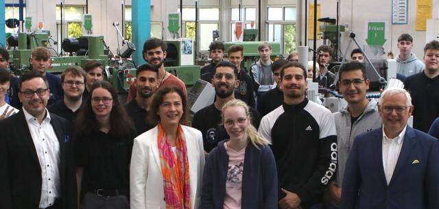 Gerald Fichtner, Geschäftsführer des IHK-Bildungszentrums (li.), Dr. Ursula Sautter, Bürgermeisterin der Bundestadt Bonn (mittig), und Jürgen Hindenberg, IHK-Geschäftsführer für Berufsbildung und Fachkräftesicherung (re.), gratulieren den neuen Auszubildenden für ihre Wahl eine Ausbildung in der Industrie begonnen zu haben.  | Foto: IHK