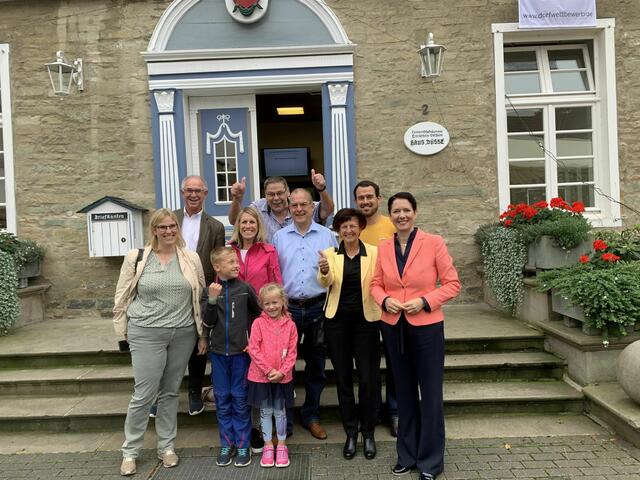 Bewohner Berzbachs freuen sich zusammen mit NRW-Landwirtschaftsministerin Silke Gorißen (r.), der stellvertretenden Landrätin Notburga Kunert (3.v.r.) und dem Mucher Bürgermeister Norbert Büscher (hi., l.). | Foto: Rhein-Sieg-Kreis