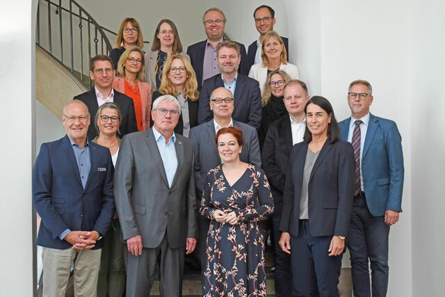 Gemeinsam mit Verwaltungskonferenz des Rhein-Sieg-Kreises und Verwaltungsvorstand der Stadt Bonn haben Landrat Sebastian Schuster (vo., 2.v.l.) und Oberbürgermeisterin Katja Dörner (vo., 2.v.r.). getagt. | Foto: Bundesstadt Bonn / Engst