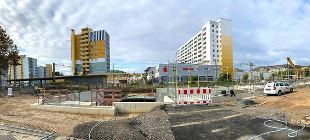 Hier wird kräftig gearbeitet und etwa vier Wochen sollen die aktuellen Bauarbeiten zum Rückbau der provisorischen Rampen dauern. | Foto: Stadt Wesseling