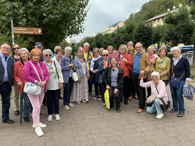Die Teilnehmenden mit Mdm. Perrier (Mitte) beim Gruppenbild.  | Foto: FU