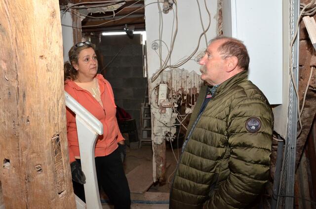 Bei einer kleinen Begehung verschaffte sich Wolfgang Weilerswist einen Überblick und betonte seine Fassungslosigkeit. | Foto: Henri Grüger/pp/Agentur ProfiPress