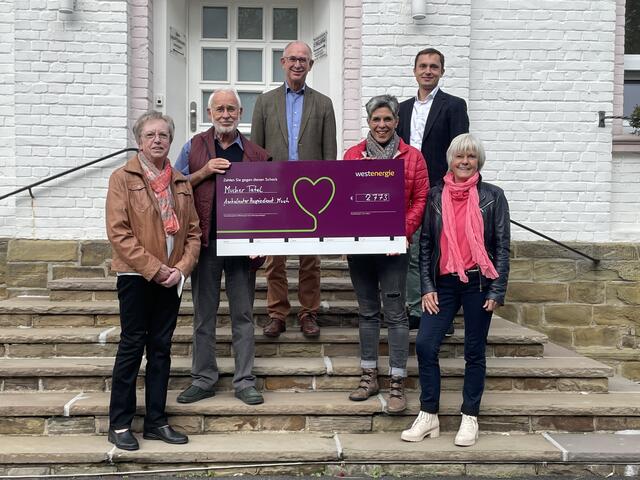 Übergaben den symbolischen Spendencheck an die Vertreter der Tafel Much und den Ambulanten Hospizdienst Much: (hintere Reihe v.l.n.r.) Muchs Bürgermeister Norbert Büscher und Westenergie Kommunalmanager Thomas Krischik.  | Foto: Westenergie