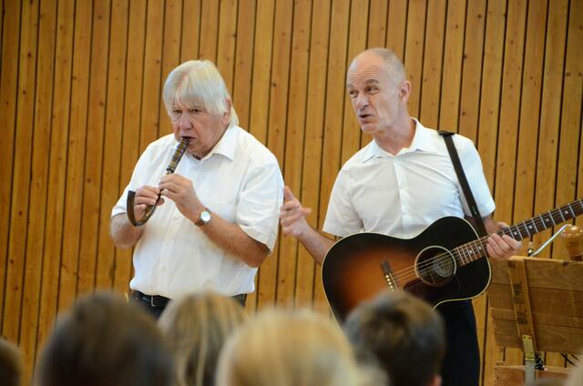 Zwei Profis, die ihr ‚Handwerk‘ verstehen: Yves Gueit am Krummhorn und Johannes Epremian, Gitarre .  | Foto: KGS Meckenheim