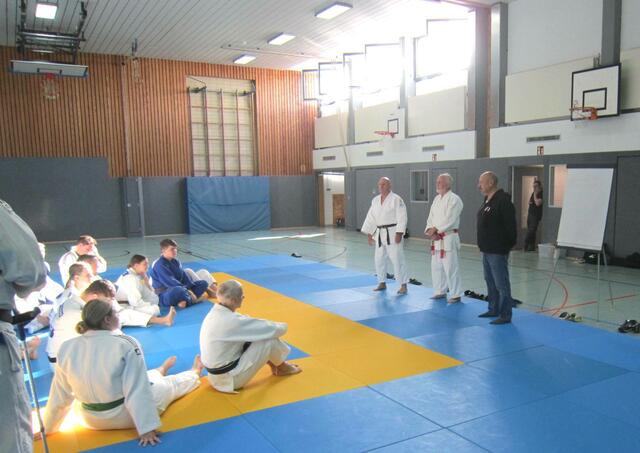 Walter Trapp, Uli Klocke und Bernd Zielinski (stehend, v.l.) begrüßten die Teilnehmer. | Foto: Eitorfer Judo Club