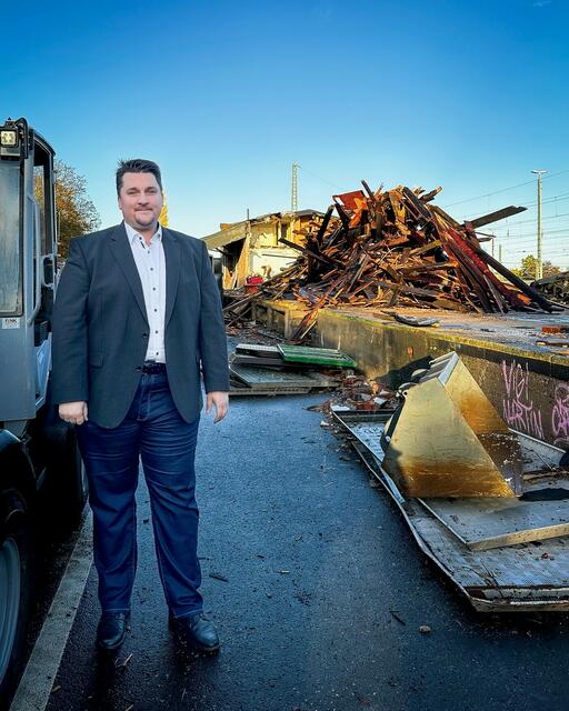 Bürgermeister Alexander Biber am Güterbahnhof Oberlar.  | Foto: Stadt