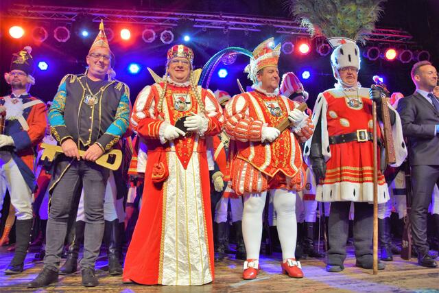 Das Dreigestirn der KG Fidelio sorgte für Stimmung in der Elsdorfer Festhalle.  | Foto: D´Angeli