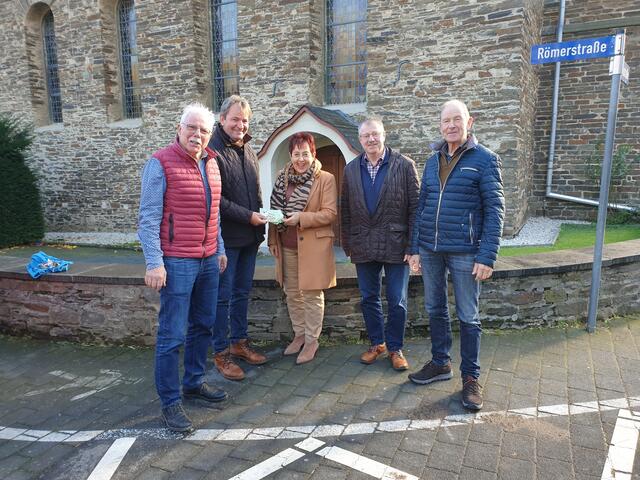 Eine große Summe an Spenden kam im Rahmen des Weinfestes zusammen, die anschließend an Urkainehilfe und Ahrtalhilfe übergeben wurde. | Foto: Veranstalter