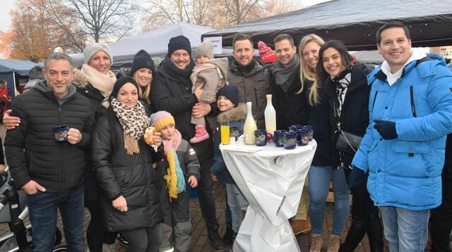 Glühwein und Eierpunsch geben dem Marktbummel die richtige Würze.   | Foto: Mülhausen