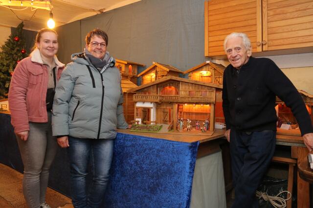 Bei Sandra Olzem und Tochter Lena war die Freude groß: Sie gewannen diese tolle Krippe von Karl-Heinz Probst.  | Foto: mt