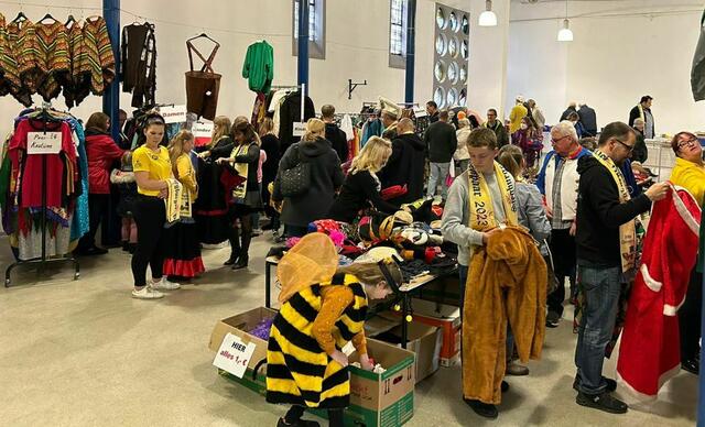 Es herrschte viel Trubel beim Karnevalsbasar der Siegburger Ehrengarde - schnell leerten sich die Tische und Kleiderständer.  | Foto: Ehrengarde