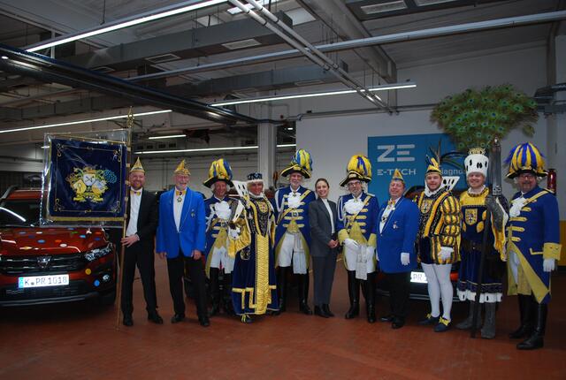 Viele Uniformen und Ornate, aber man erkennt zumindest drei der vier Dacia Jogger, mit denen Prinz Andreas I., Bauer Jan, Jungfrau Timira und FBK Präsident Rainer Nieschalk (2.v.l.) im Karneval unterwegs sein werden. Die einzige (echte) Frau auf diesem Foto ist die neue Direktorin Kommunikation Hajar Kayali - sie überreichte den Tollitäten die Wagen. | Foto: Montserrat Manke