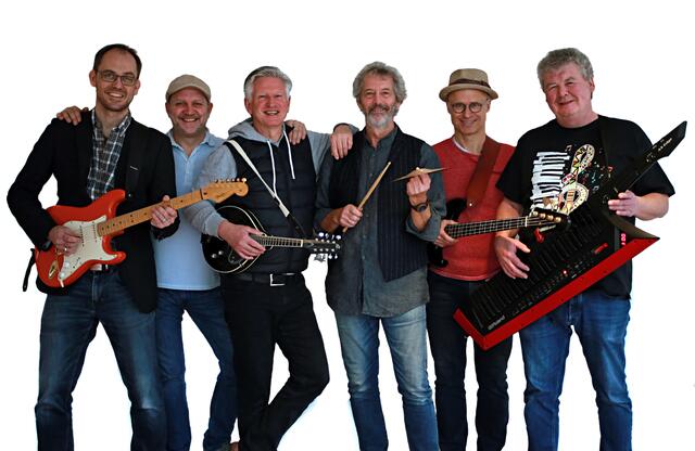 Mit aktuellen Karnevalsliedern sowie zeitlosen Hits spielt die runderneuerte Band auch 55 Jahre nach ihrem Debüt in der Bergheimer Stadthalle wieder in der Kreisstadt. | Foto: Michalski