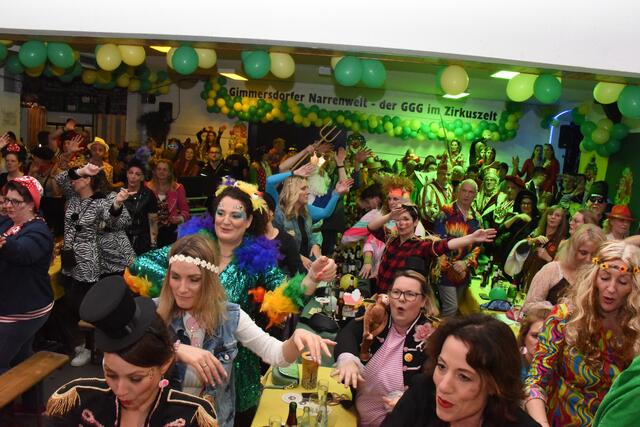 Mit fantasievoller Kostümierung war das Publikum im Dorfsaal angetreten, um einen gelungenen Prunksitzungsabend zu erleben.  | Foto: AS