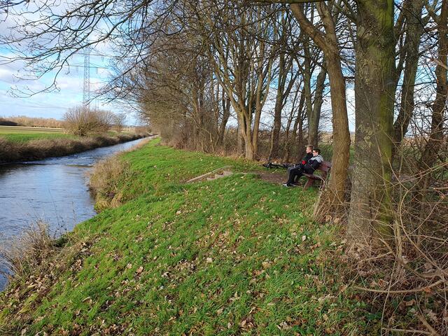 Die Stelle wurde vor Jahrzehnten als Schwimmbad in der Erft genutzt. Dort steht jetzt eine vom Obst- und Gartenbauverein Türnich-Balkhausen gestiftete Sitzbank. | Foto: Obst- und Gartenbauverein