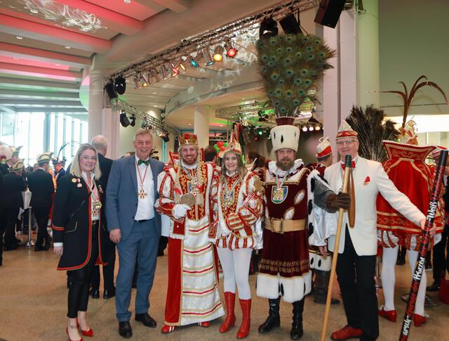 In der Bürgerhalle des Landtags: v.l. Isabella Selent, (Prinzenführerin) Bodo Löttgen, Jungfrau Michaela, Prinz Luca,, Bauer Sascha, Hansi Welter (Präsident).                                             | Foto: Volker Zierhut